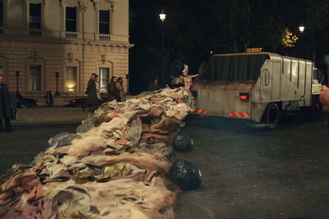 نقد لباس روزنامه ای سوار بر کامیون آشغالی فیلم کروئلا ۲۰۲۱